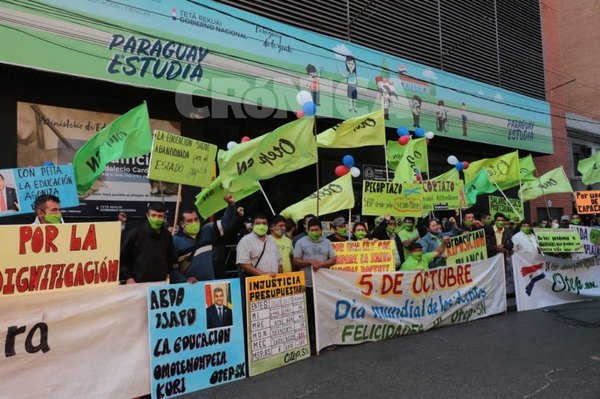 Crónica / Profes llevaron una “serenata” al MEC