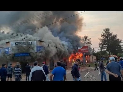 Incendio en supermercado de Fulgencio Yegros deja millonarias pérdidas