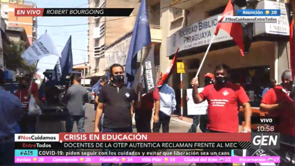 HOY / Manifestación organizada por la OTEP Auténtica frente a la sede del MEC
