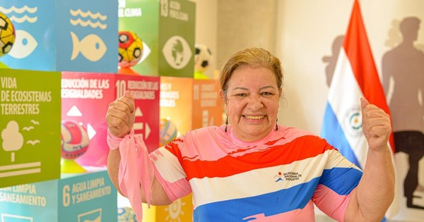 La Nación / Octubre Rosa: luchadora emociona en bailoterapia