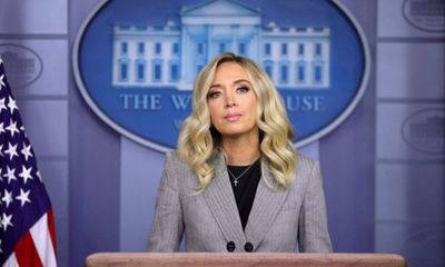 La secretaria de prensa de Trump da positivo por Covid-19