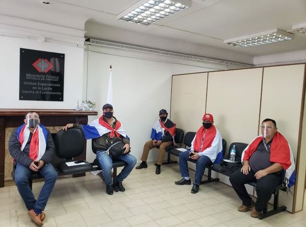 Concejales de Independencia se encadenan en el Ministerio Público para exigir imputación contra el intendente - Nacionales - ABC Color
