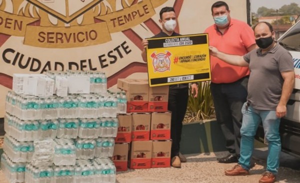 Shopping Paris entrega aporte a Bomberos Voluntarios y Hogar Las Tías