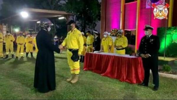 Sacerdote realiza juramento como Bombero Voluntario Honorario - ADN Paraguayo