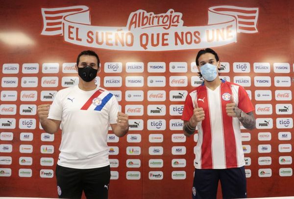 Gómez ya posa con la nueva albirroja - Fútbol - ABC Color