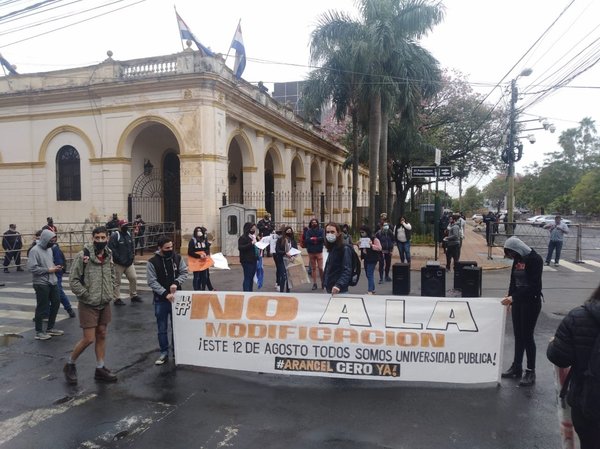 Estudiantes universitarios repudian recortes - Megacadena — Últimas Noticias de Paraguay