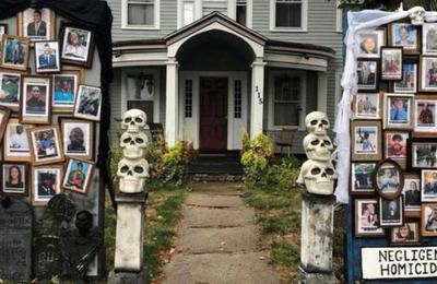 Profesor de historia decoró su casa para Halloween con los 'verdaderos horrores' de 2020 - SNT