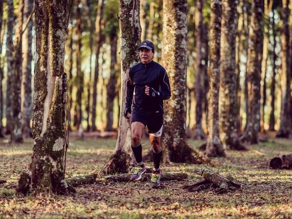 Señor de 65 corre más rápido que otros de 40