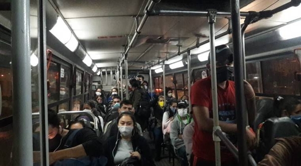 HOY / Con nueva "modalidad" de cuarentena, límite de pasajeros parados aumenta a 16 en buses