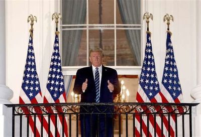 Trump se quita la máscara y saluda al regresar a la Casa Blanca desde el hospital