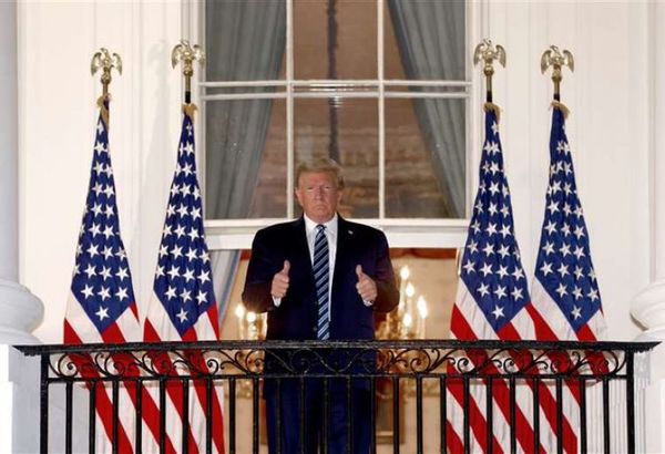 Trump se quita la máscara y saluda al regresar a la Casa Blanca desde el hospital