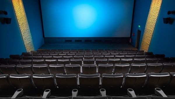 La vuelta del cine se daría en tres semanas y negocian para traer estrenos de temporada