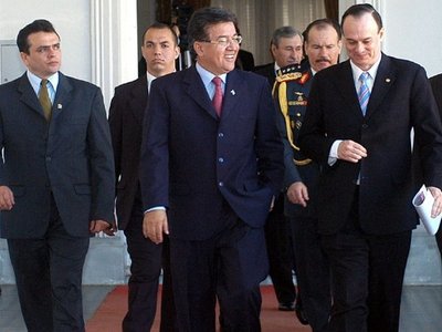 Proponen impuesto a altos salarios de funcionarios y de  binacionales