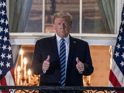 Donald Trump sale del hospital, pero “no está fuera de peligro”