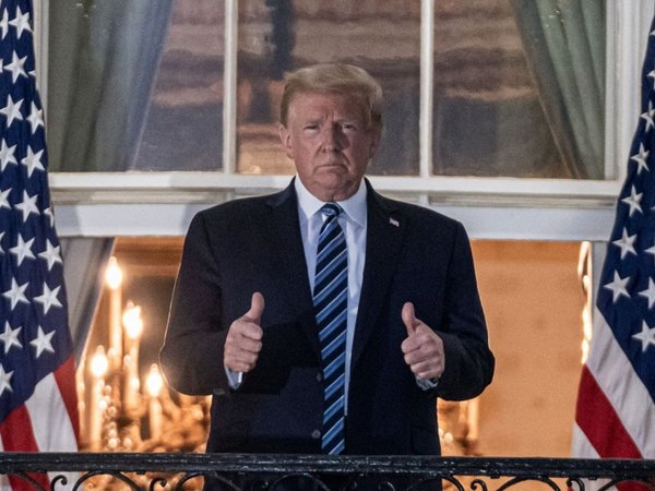 Donald Trump sale del hospital, pero “no está fuera de peligro”