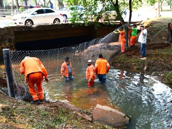 Retiran basura del arroyo Amambay  que alimenta al Lago de la República