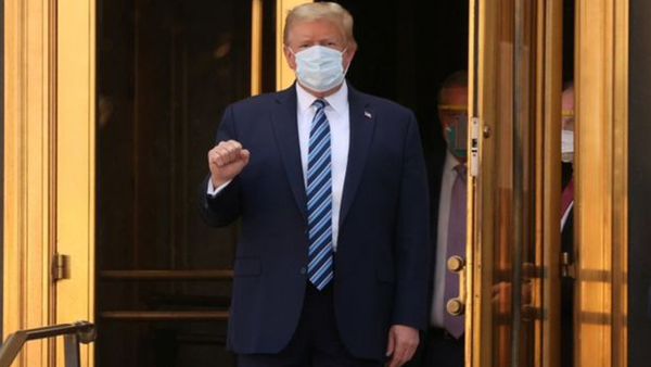 Caminando y con barbijo: así fue la salida de Trump del hospital