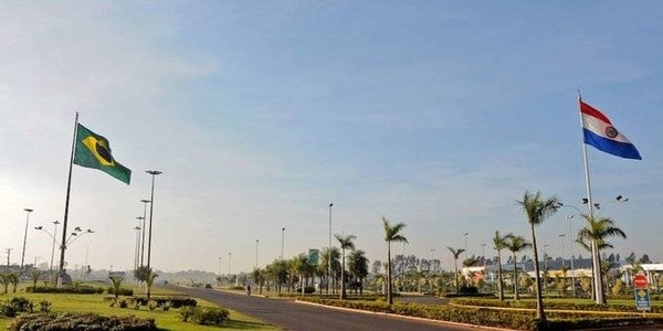 HOY / En PJC no quisieron esperar y abrieron frontera: cientos de brasileños ingresaron a comprar