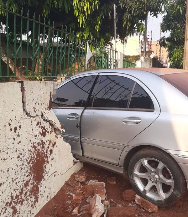 “Loco del volante” choca contra camioneta estacionada y luego derriba una muralla