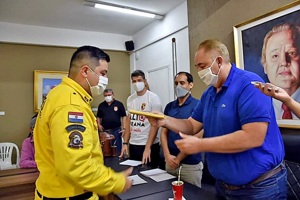 Gobernador convierte en PROSELITISMO donación de su SUELDO a bomberos