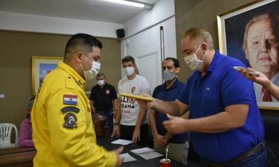 El Gobernador de Alto Paraná entregó su salario a los Bomberos Voluntarios – Diario TNPRESS