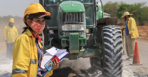 La Nación / Mujeres trabajan en obras viales del Chaco paraguayo