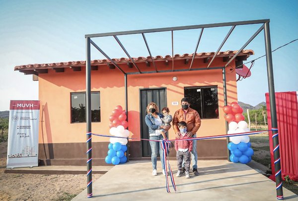 Gobierno entrega vivienda a 58 familias en Acahay - El Trueno
