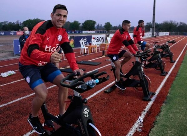 La Albirroja practica por la tarde de cara al debut ante Perú