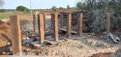 AVANZA LA CONSTRUCCIÓN DE UN PUENTE EN LA COLONIA CARAGUATÁ DE ALTO VERÁ