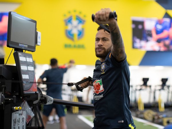 Brasil entrena con plantel completo