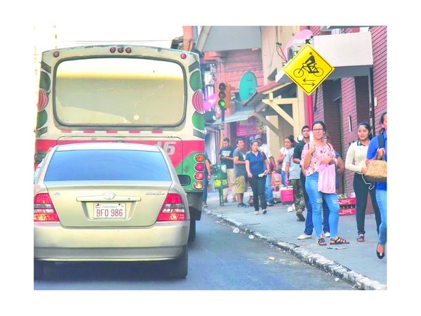 Pasajeros denuncian que los micros hacen feroz regulada