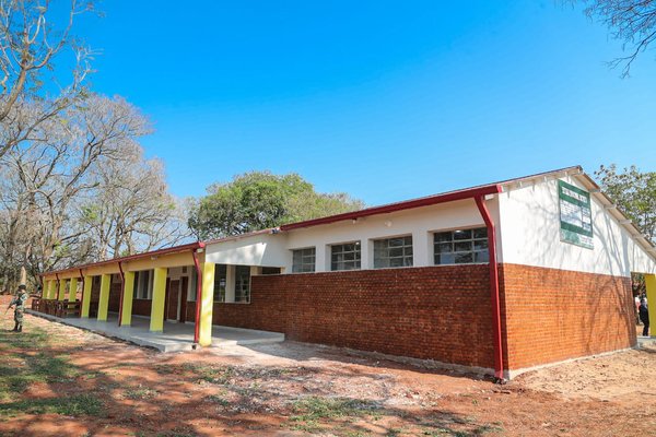 Gobierno inaugura obras con apoyo de la EBY - El Trueno