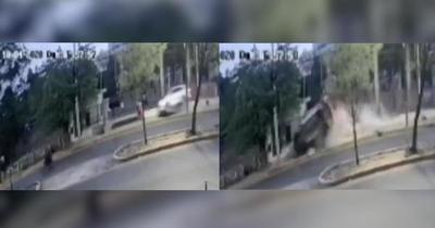 Circuito cerrado revela momento en que conductora atropella a joven madre