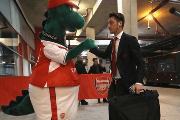Mesut Özil se ofrece a pagar el sueldo a la mascota del Arsenal