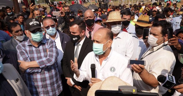 La Nación / Entre piropos, “Cachito” Salomón y Lugo atienden reclamos de indígenas