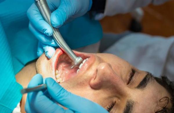 Un hombre murió y otros dos quedaron en coma tras un tratamiento de blanqueamiento dental - SNT