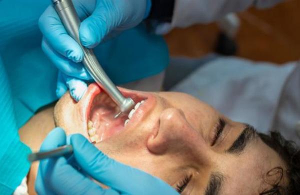 Un hombre murió y otros dos quedaron en coma tras un tratamiento de blanqueamiento dental - C9N