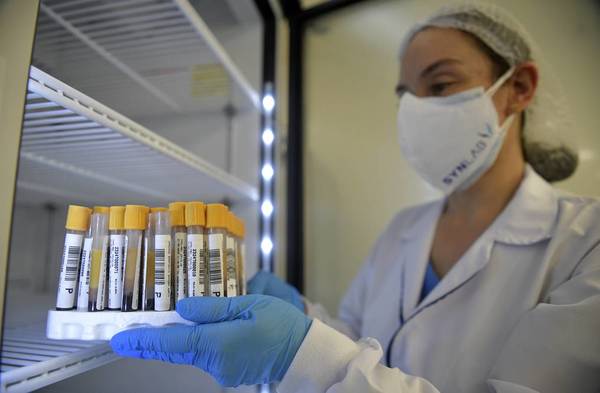 COMBINAR LOS ANTIVIRALES LOPINAVIR Y RITONAVIR ES INEFICAZ CONTRA EL COVID-19