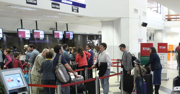 La Nación / Aerolíneas están comprometidas en reprogramar vuelos cancelados por la pandemia