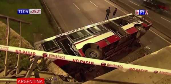 ¡Impactante! Colectivo cae de un viaducto | Noticias Paraguay