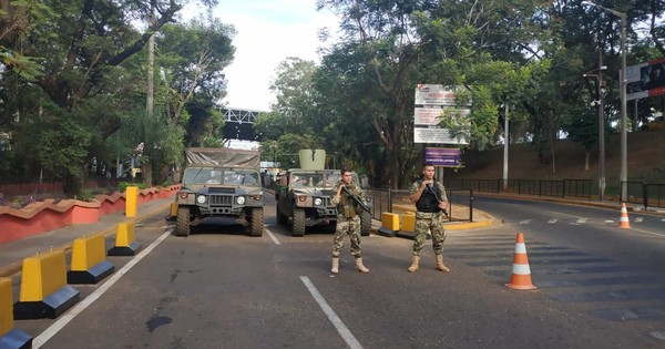 La Nación / Paraguay no libera el tránsito fronterizo, afirman desde Foz