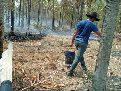Vecinos y bomberos combaten incendio forestal en Bahía Negra