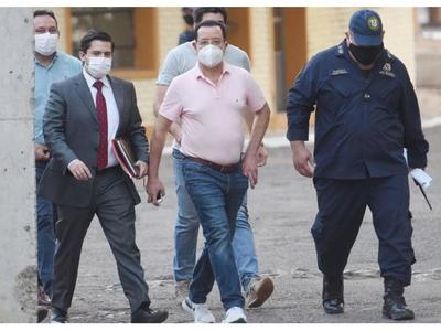 Piden juicio oral para esposa de Cuevas por cobro indebido