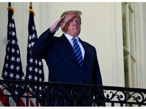 Trump, sin síntomas de Covid, piensa en debatir con Biden