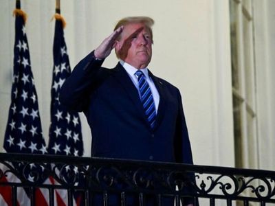 Trump, sin síntomas de Covid, piensa en debatir con Biden