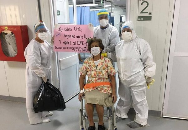 Edita, de 80 años, salió de alta con una sonrisa tras ganarle al COVID-19