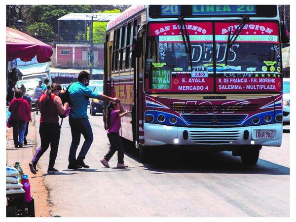 Ponen límite de 16 pasajeros parados en los colectivos