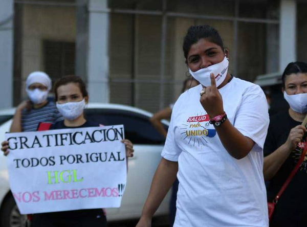 Funcionarios del Hospital de Clínicas exigen pago de gratificación