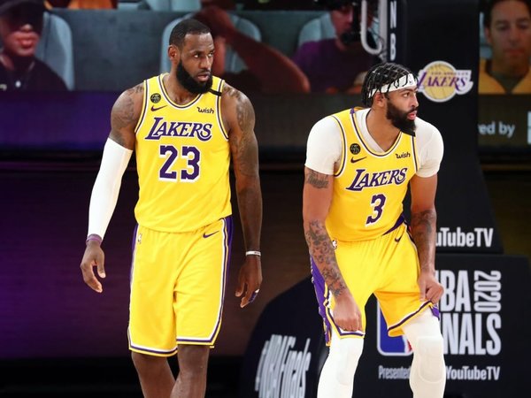 James y Davis ponen a Lakers a un triunfo del título de campeones