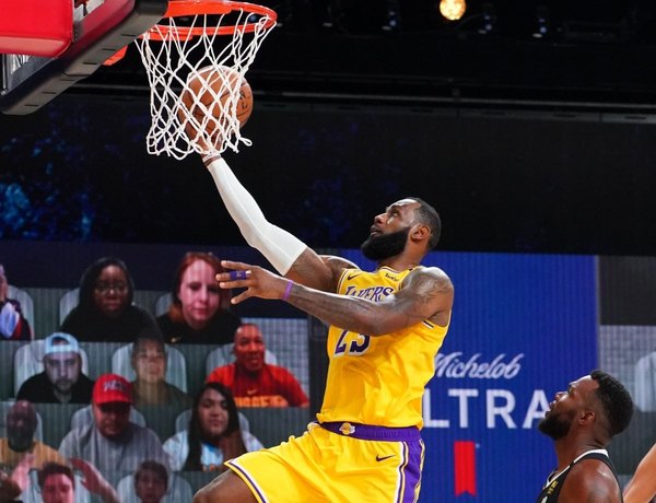 Los Lakers ganan un áspero duelo ante Miami y acarician el título de la NBA